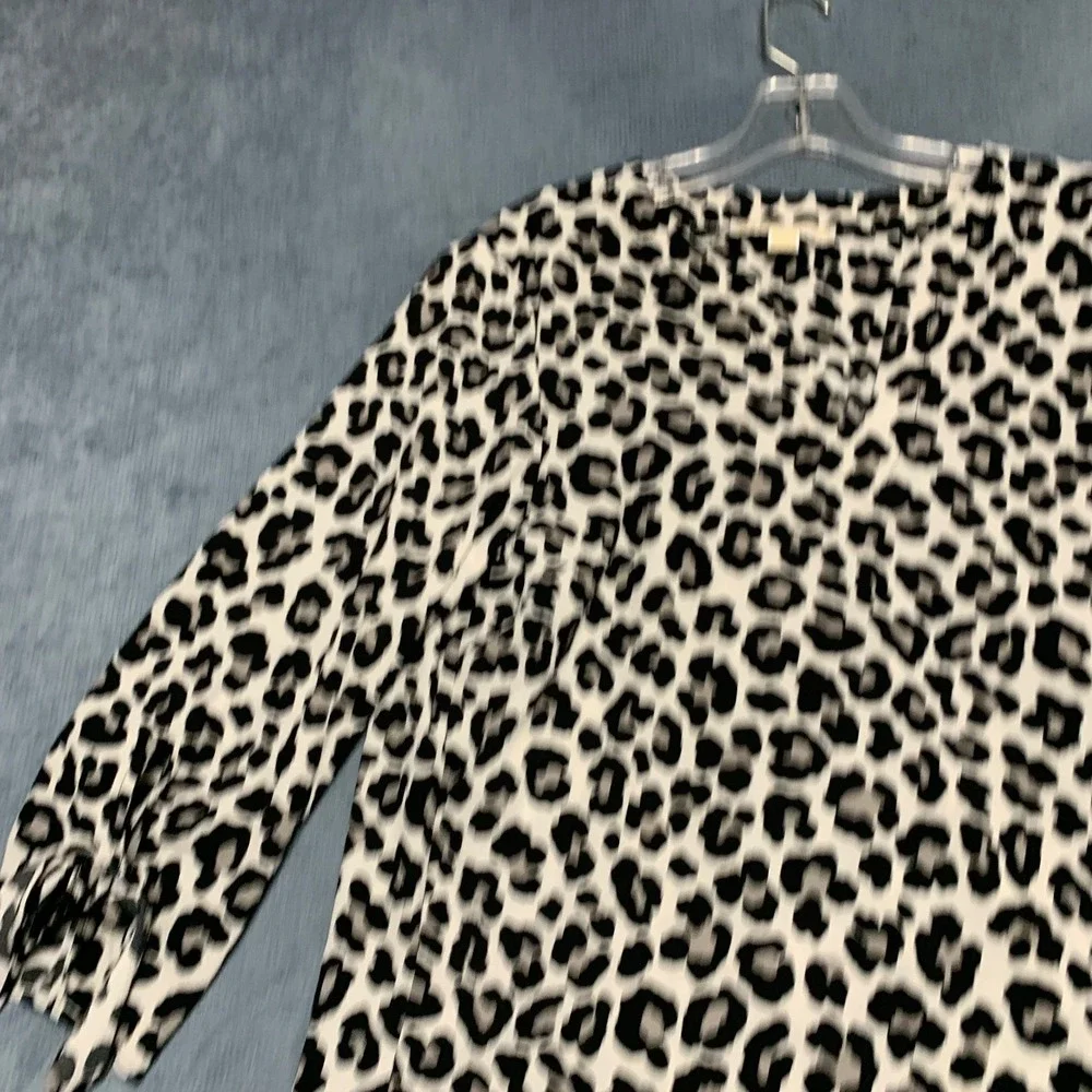 Michael Kors Blouse Top Womens Large Beige Leopard Print Round Hem Summer V Neck